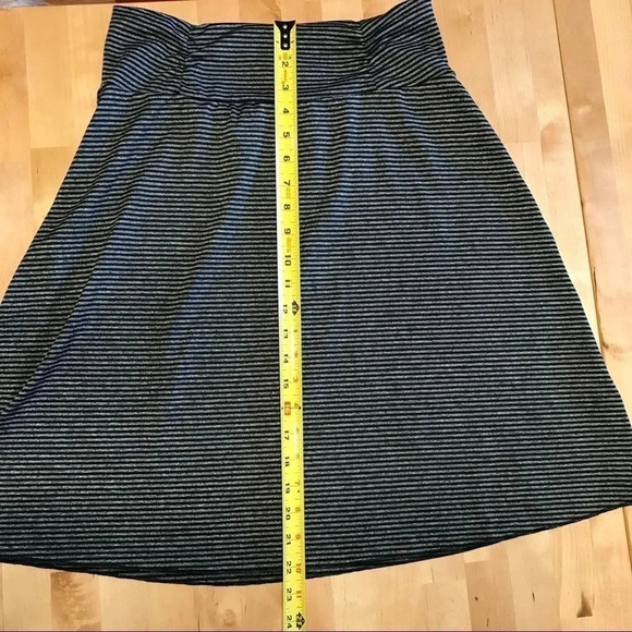 Tranquility by Colorado Clothing Co. Grey Black Striped Skirt Active Small - Picture 6 of 6